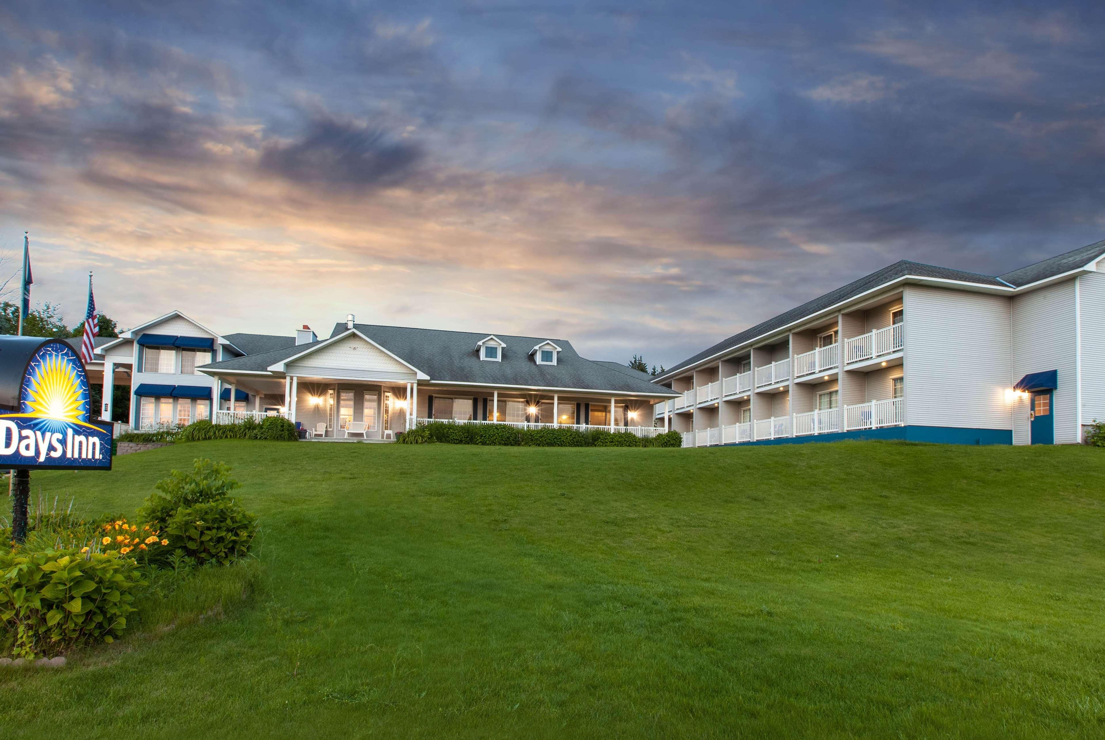 Days Inn By Wyndham Petoskey Exterior photo